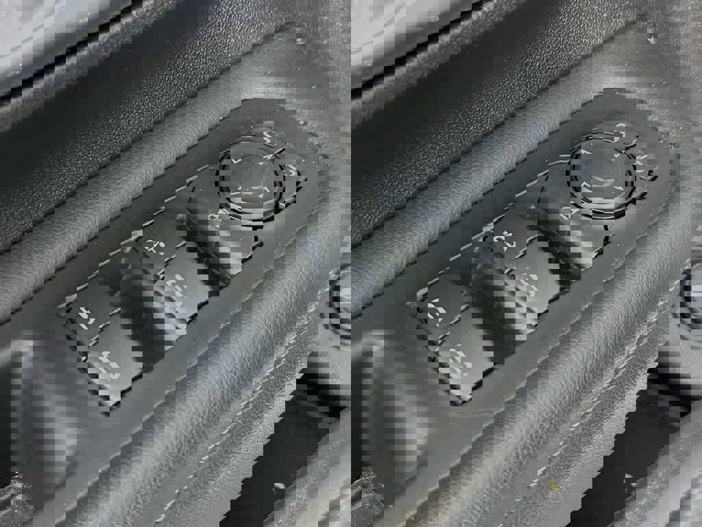 Used 2024 GMC Terrain SLT image 26