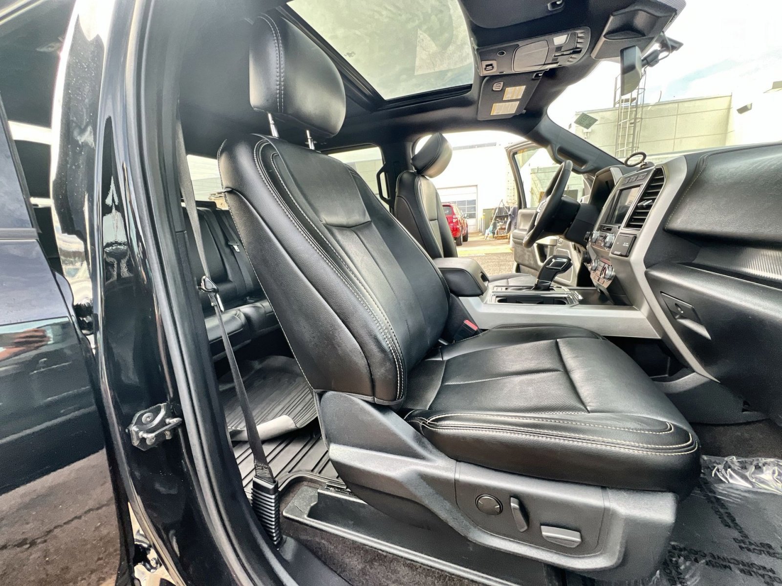 Certified 2020 Ford F150 Lariat w/ Equipment Group 502A Luxury image 25