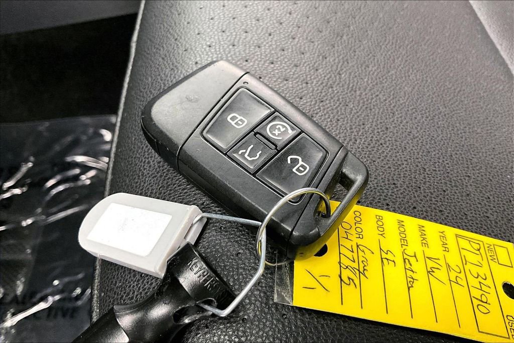 Used 2024 Volkswagen Jetta SE FWD image 11