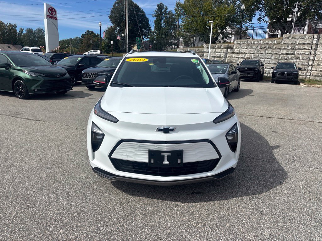 Used 2023 Chevrolet Bolt EUV Premier w/ Sun & Sound Package FWD image 2