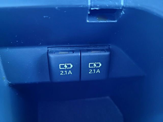 Used 2020 Toyota Camry SE w/ Blackout Package image 17