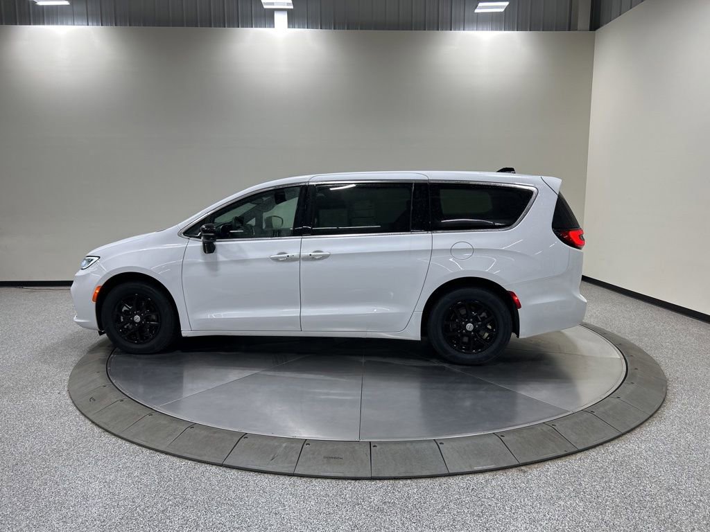 Used 2025 Chrysler Pacifica Select FWD image 9