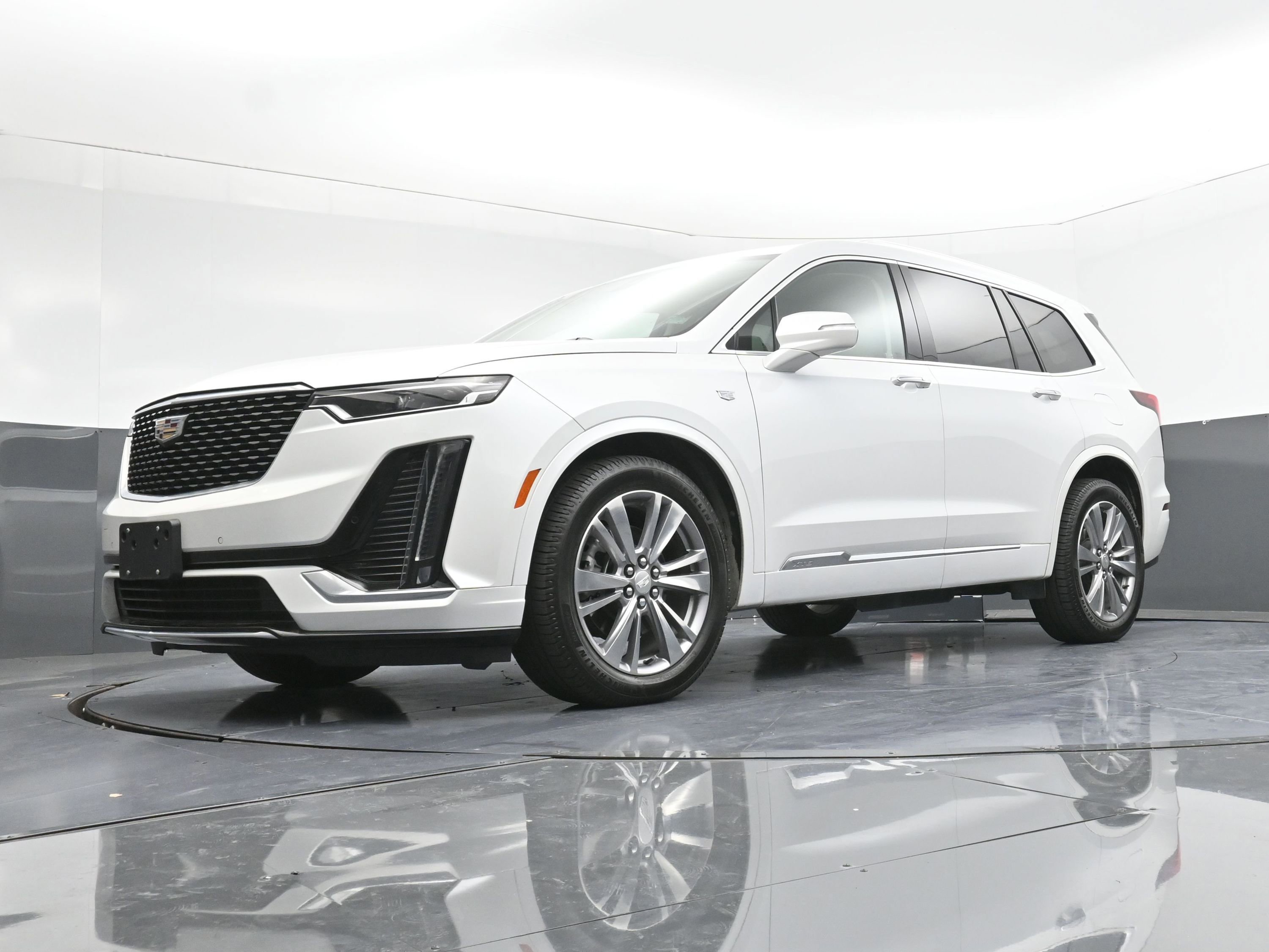 Used 2023 Cadillac XT6 Premium Luxury image 2