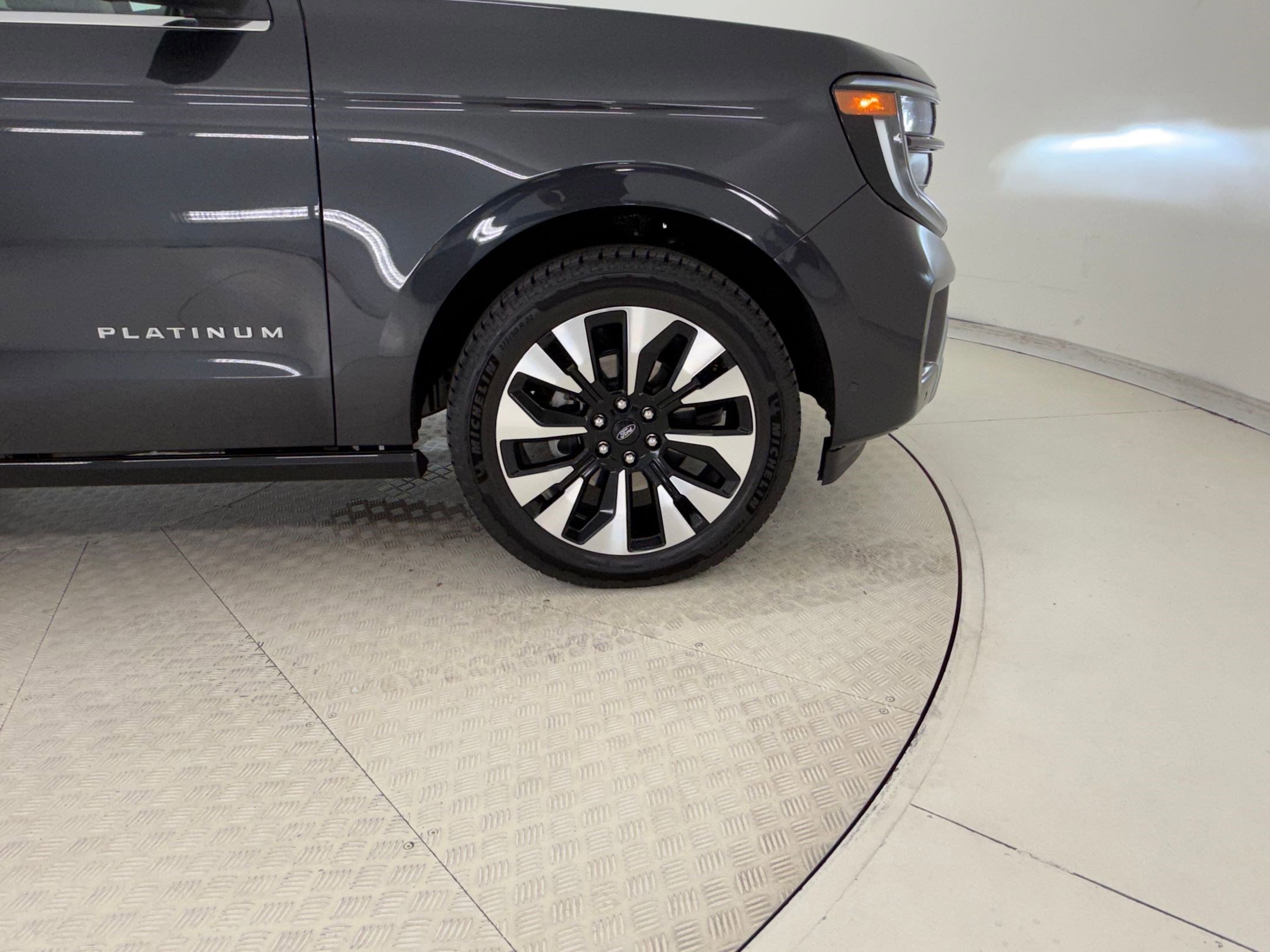 Certified 2025 Ford Expedition Platinum w/ Driver's Package image 32