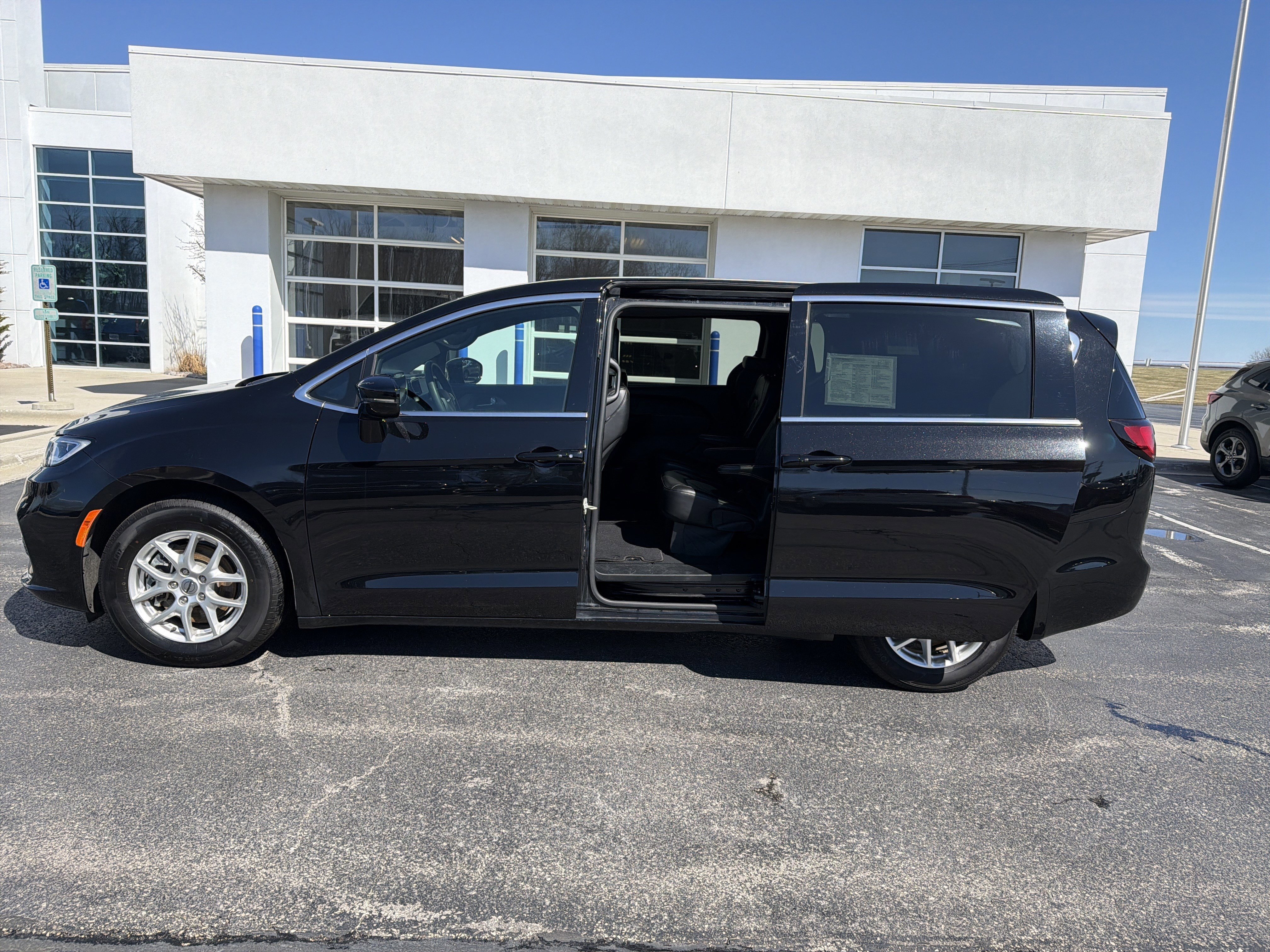 Used 2025 Chrysler Pacifica Select image 9