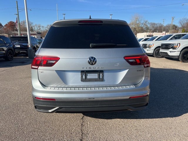 Used 2022 Volkswagen Tiguan SE w/ Panoramic Sunroof Package image 3