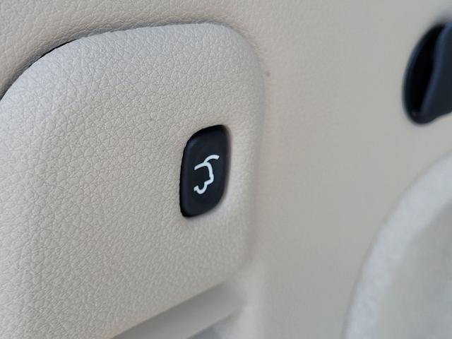 Used 2019 Jeep Grand Cherokee Overland AWD/4WD image 11