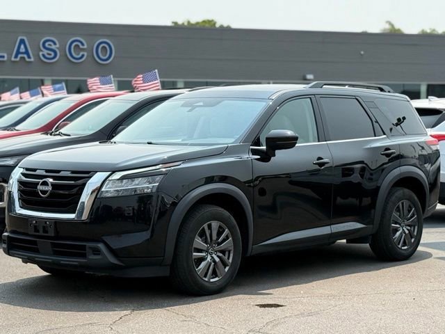 Used 2022 Nissan Pathfinder SV image 2