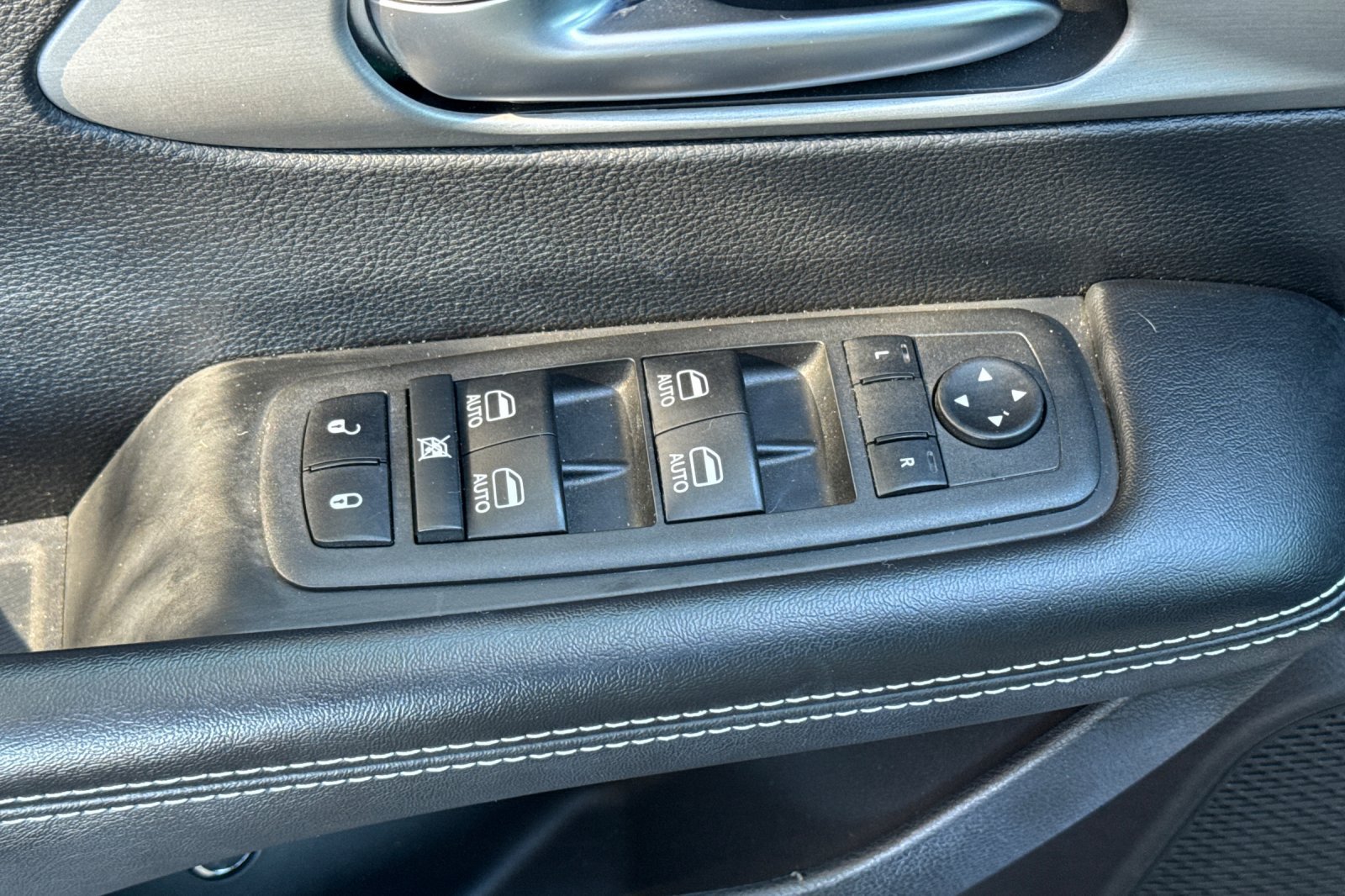 Used 2022 Chrysler Pacifica Limited w/ Uconnect Theater Family Group FWD image 11