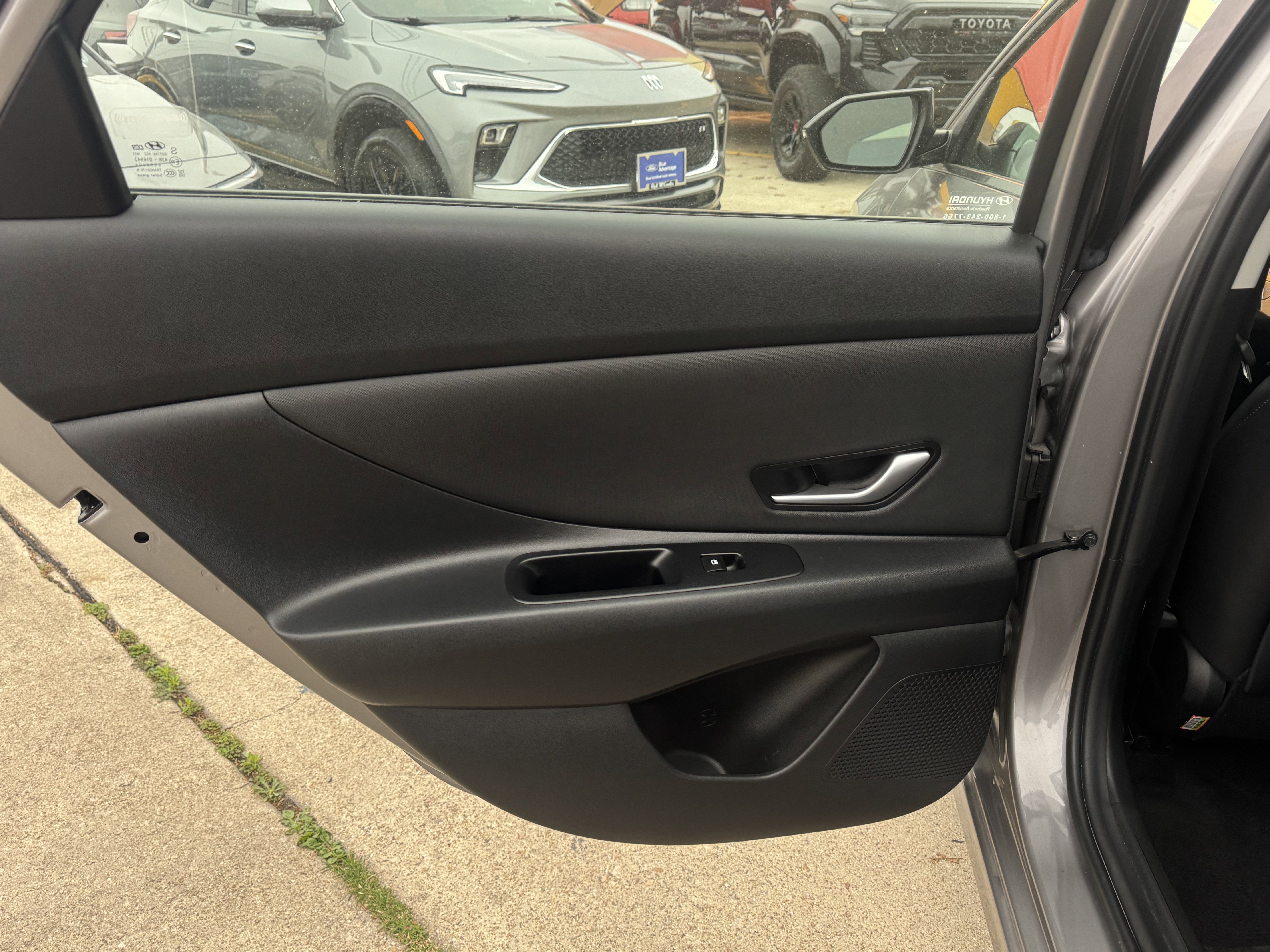 Used 2025 Hyundai Elantra Limited image 11