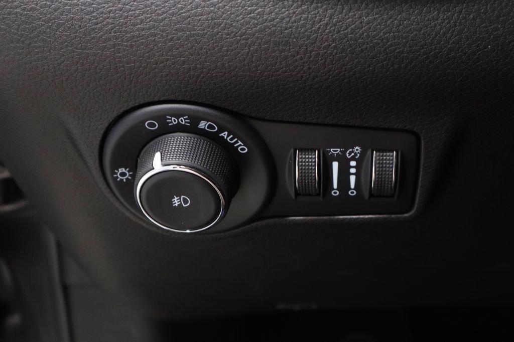 Used 2023 Jeep Compass Limited image 27