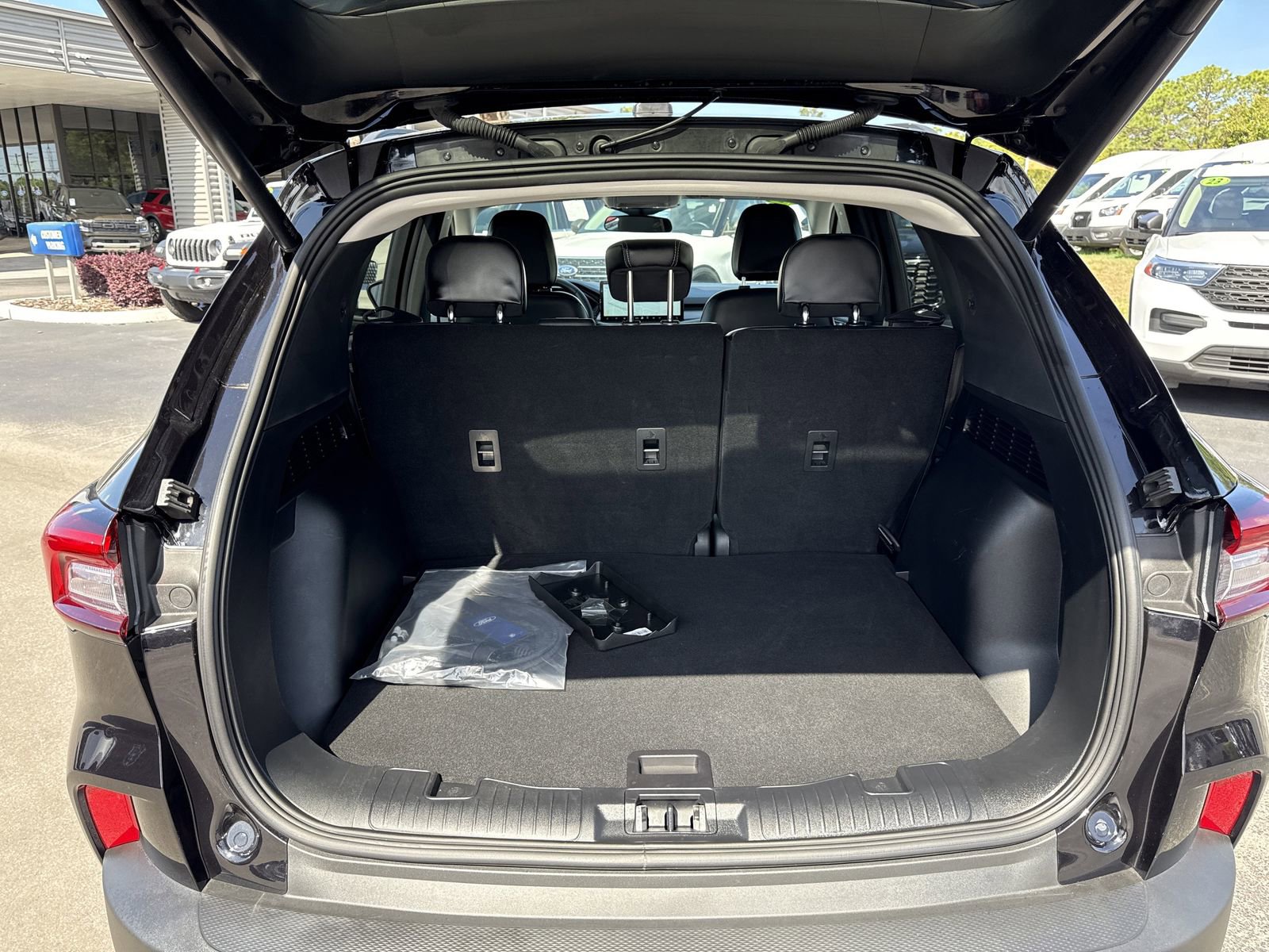 Certified 2025 Ford Escape SE image 8