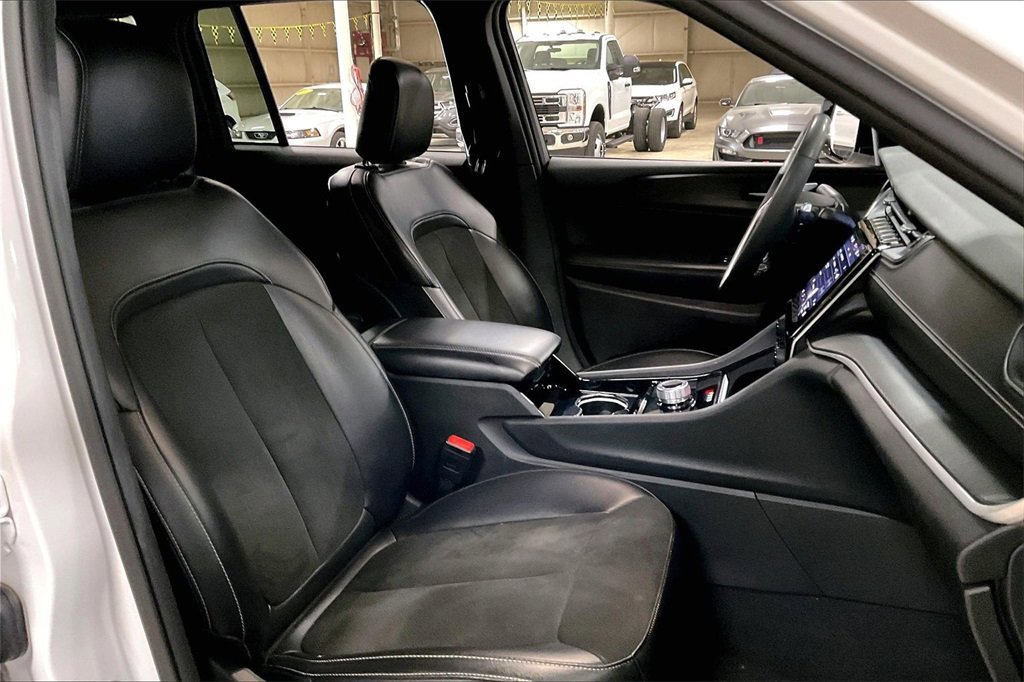 Used 2023 Jeep Grand Cherokee Altitude image 9