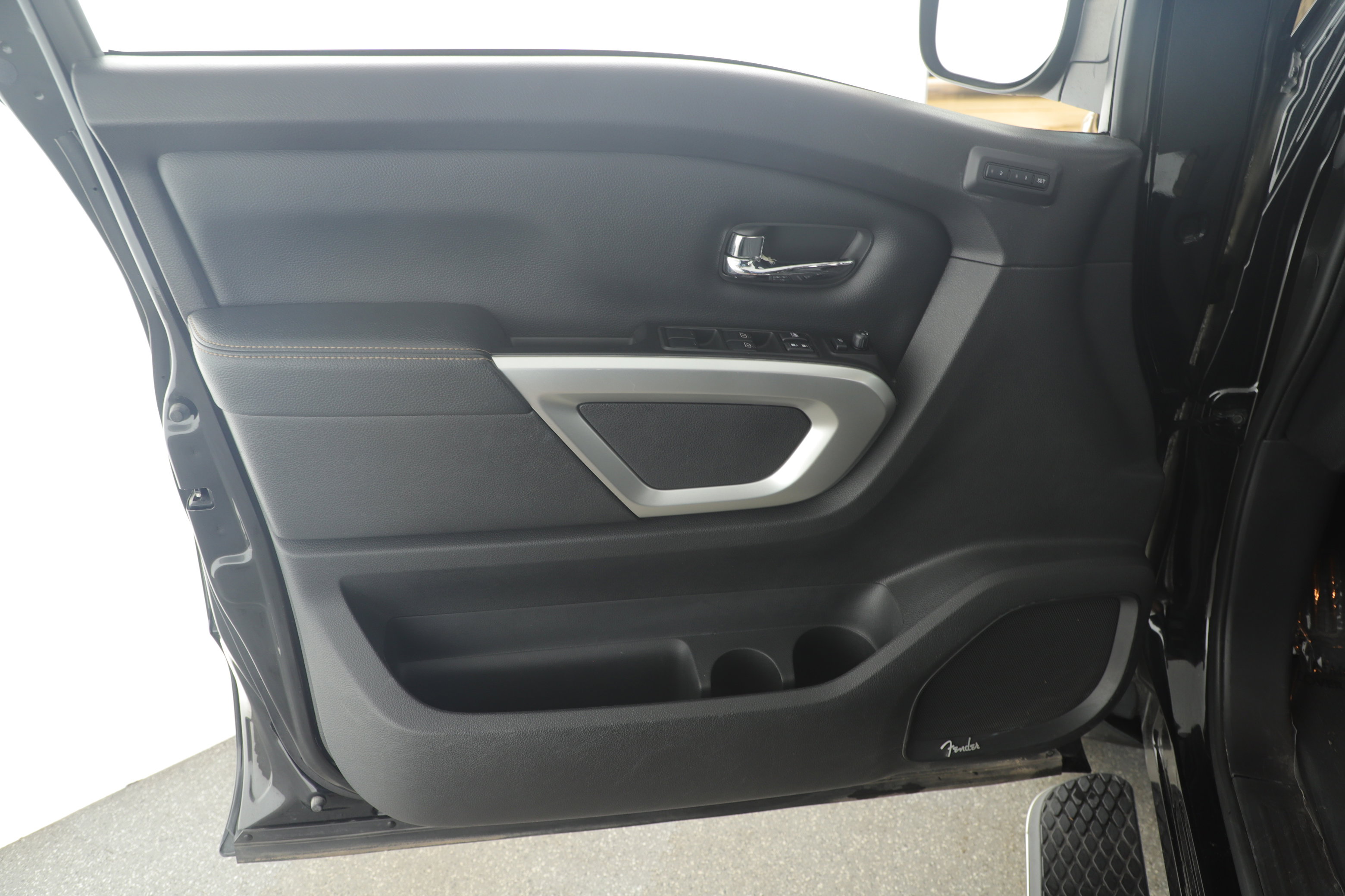 Used 2019 Nissan Titan SL image 8