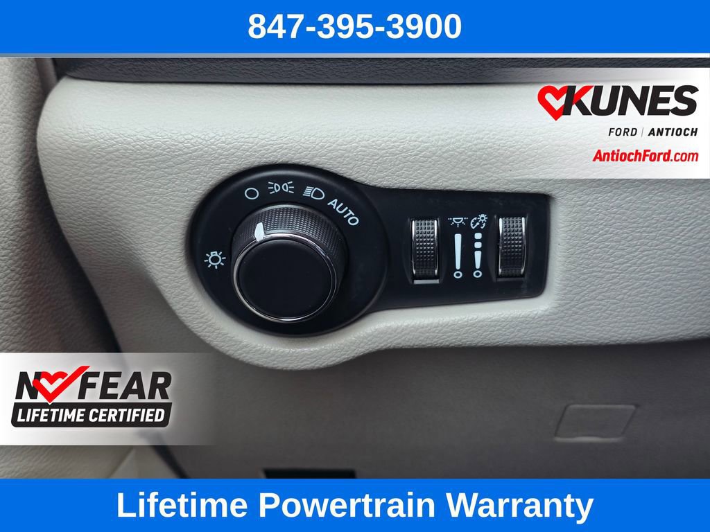 Used 2023 Chrysler Voyager LX image 41