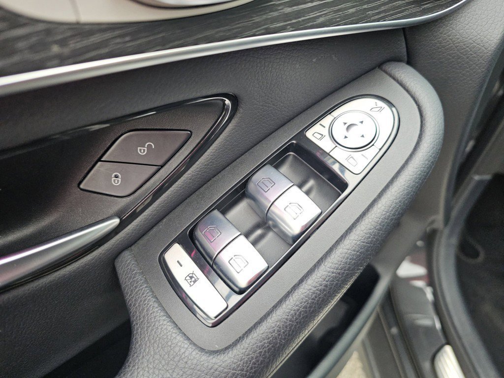 Used 2021 Mercedes-Benz GLC 300 image 28