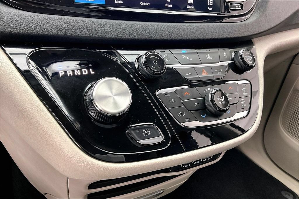 Used 2024 Chrysler Pacifica Touring-L FWD image 32