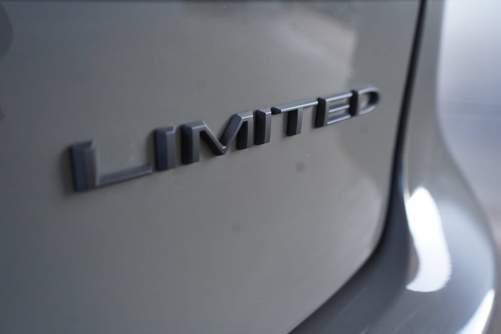 Used 2025 Chrysler Pacifica Limited FWD image 8
