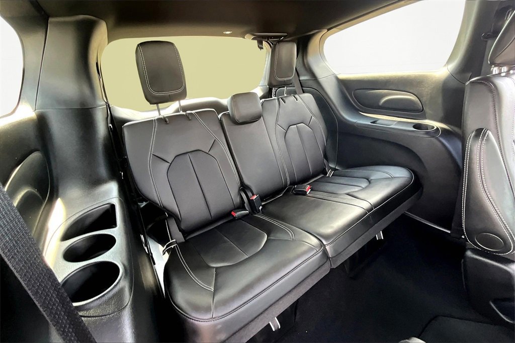 Used 2025 Chrysler Pacifica Select image 28
