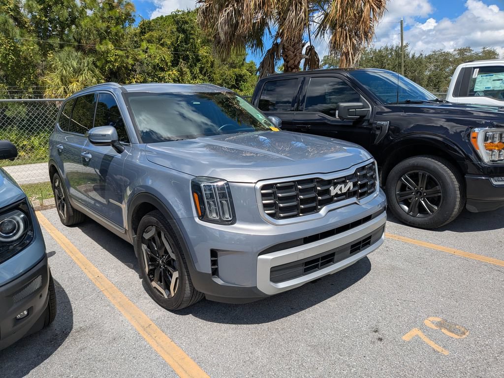 Used 2023 Kia Telluride S FWD image 2