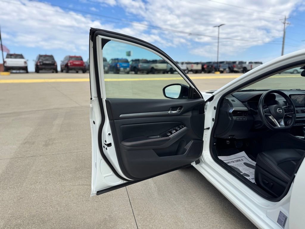 Used 2025 Nissan Altima 2.5 SR FWD image 10