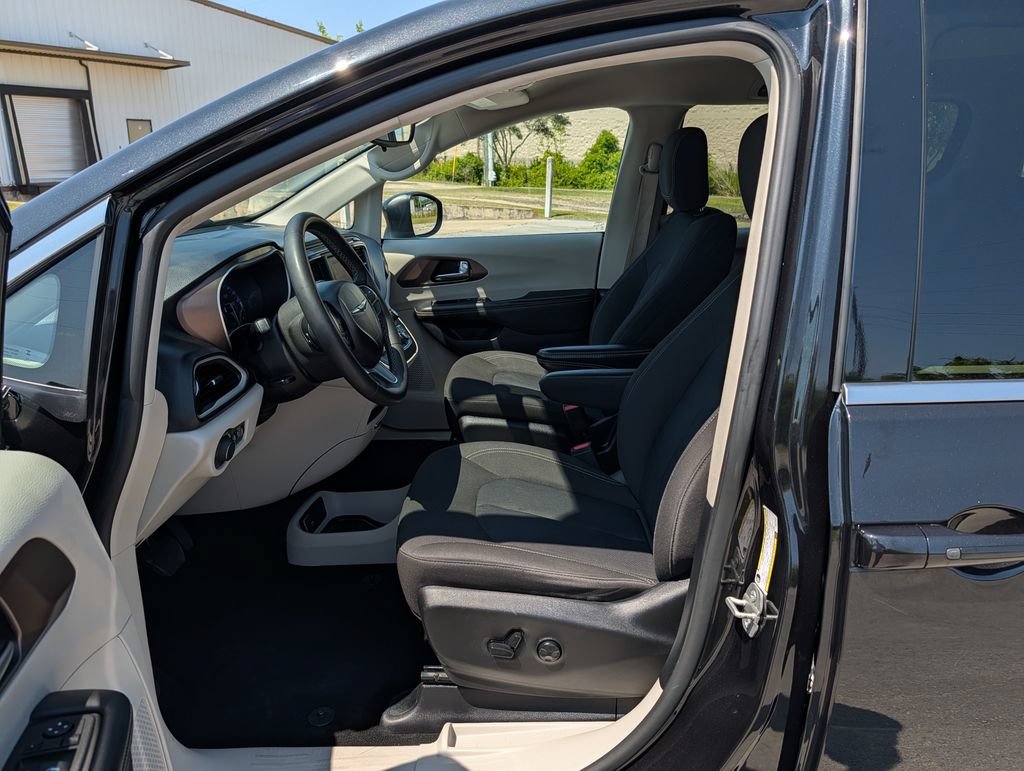 Used 2023 Chrysler Voyager LX FWD image 17