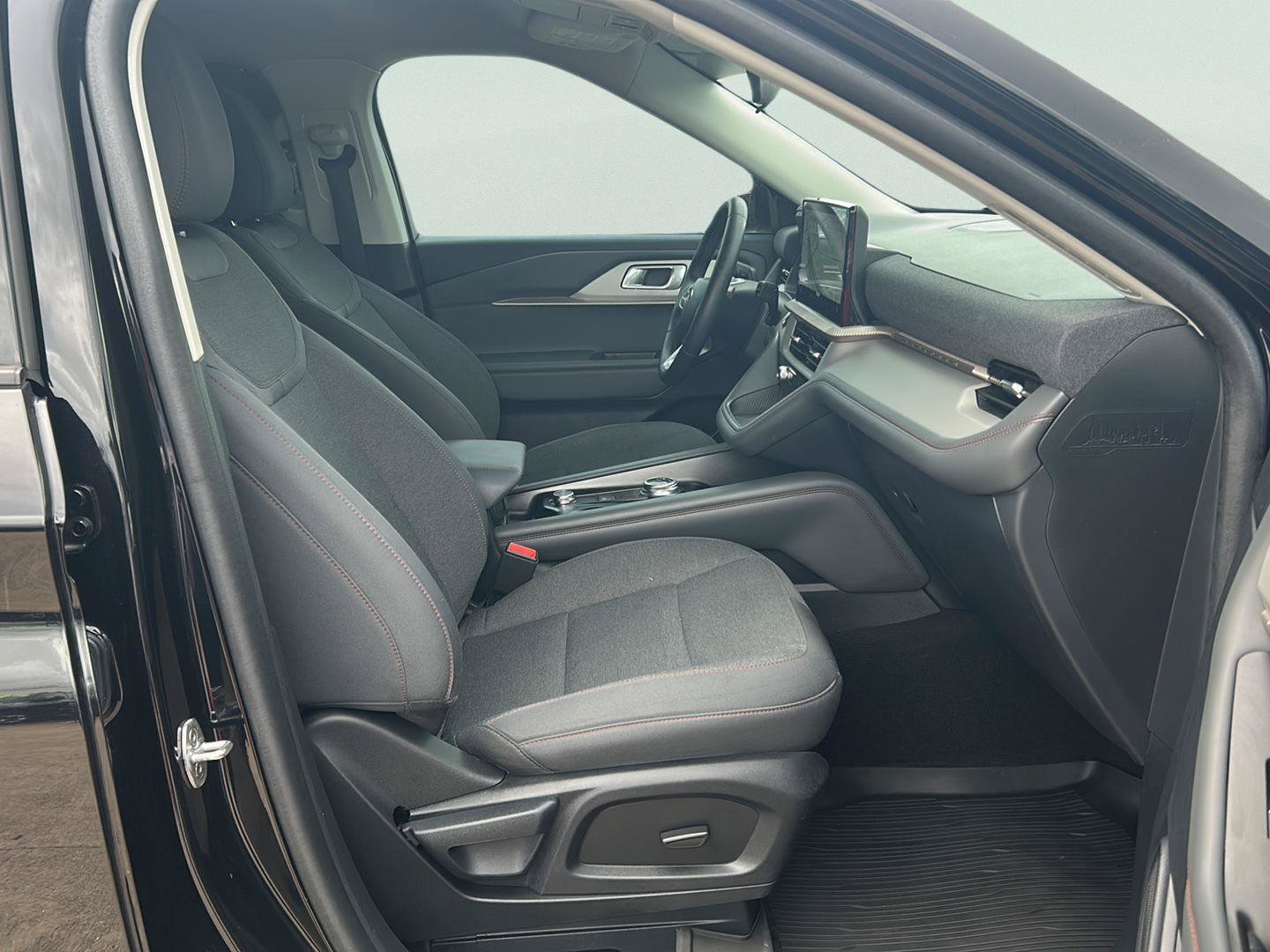 Certified 2025 Ford Explorer Active RWD image 24