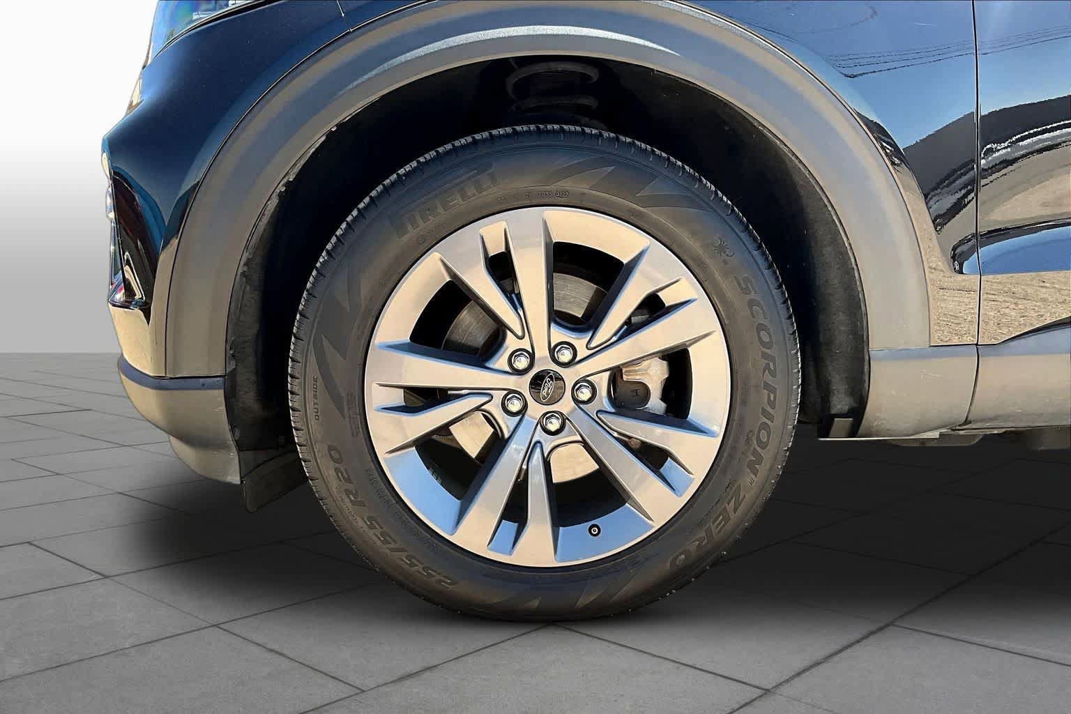 Certified 2022 Ford Explorer XLT w/ Equipment Group 202A RWD image 10