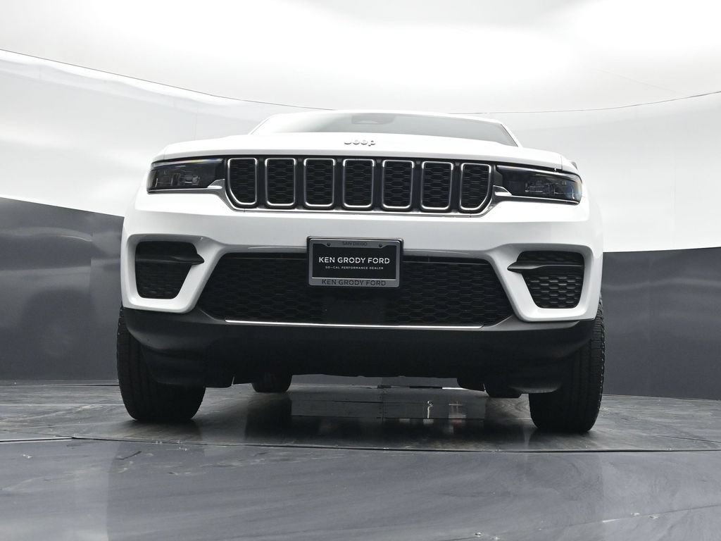 Used 2025 Jeep Grand Cherokee Laredo w/ Luxury Tech Group I AWD/4WD image 39