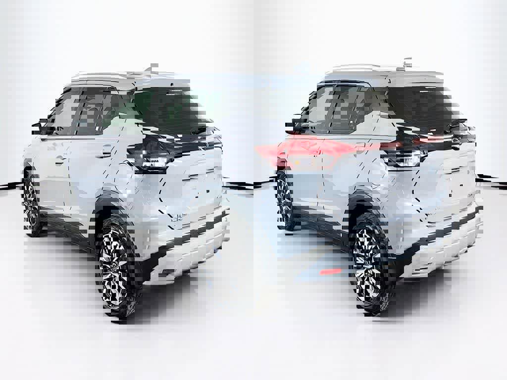 Used 2023 Nissan Kicks SV image 3