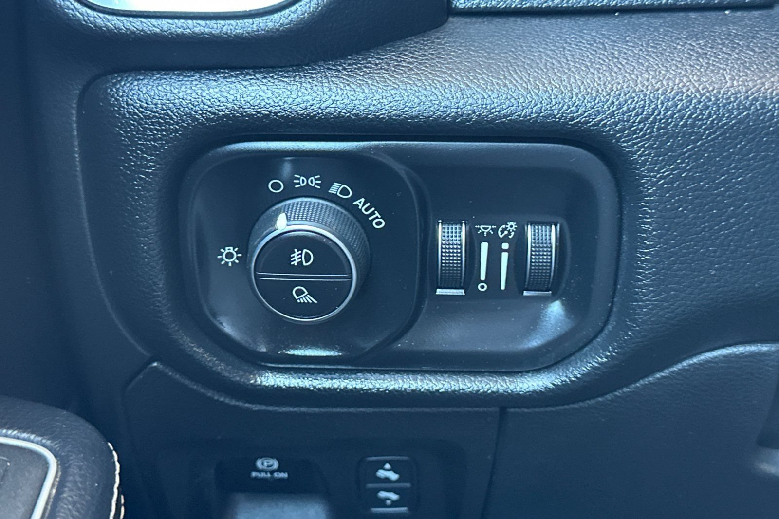 Used 2022 RAM 1500 Laramie AWD/4WD image 40
