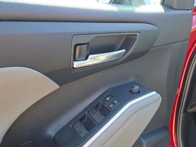 Used 2021 Toyota Highlander XLE image 23