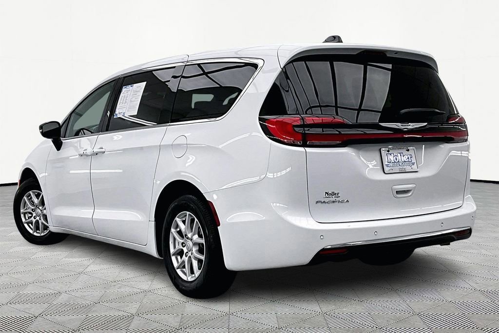Used 2025 Chrysler Pacifica Select image 2
