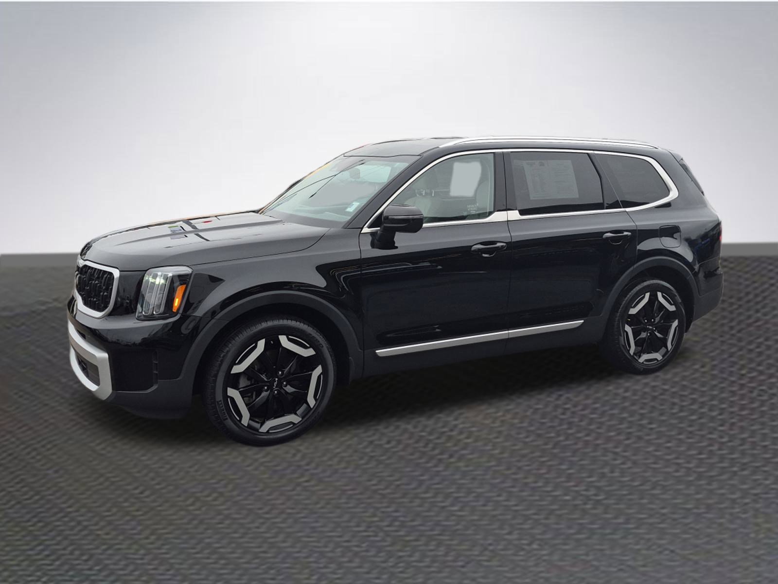 Used 2024 Kia Telluride EX w/ EX Captain's Chair Package image 2