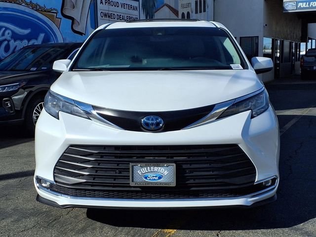 Used 2023 Toyota Sienna XLE w/ XLE Plus Package image 2