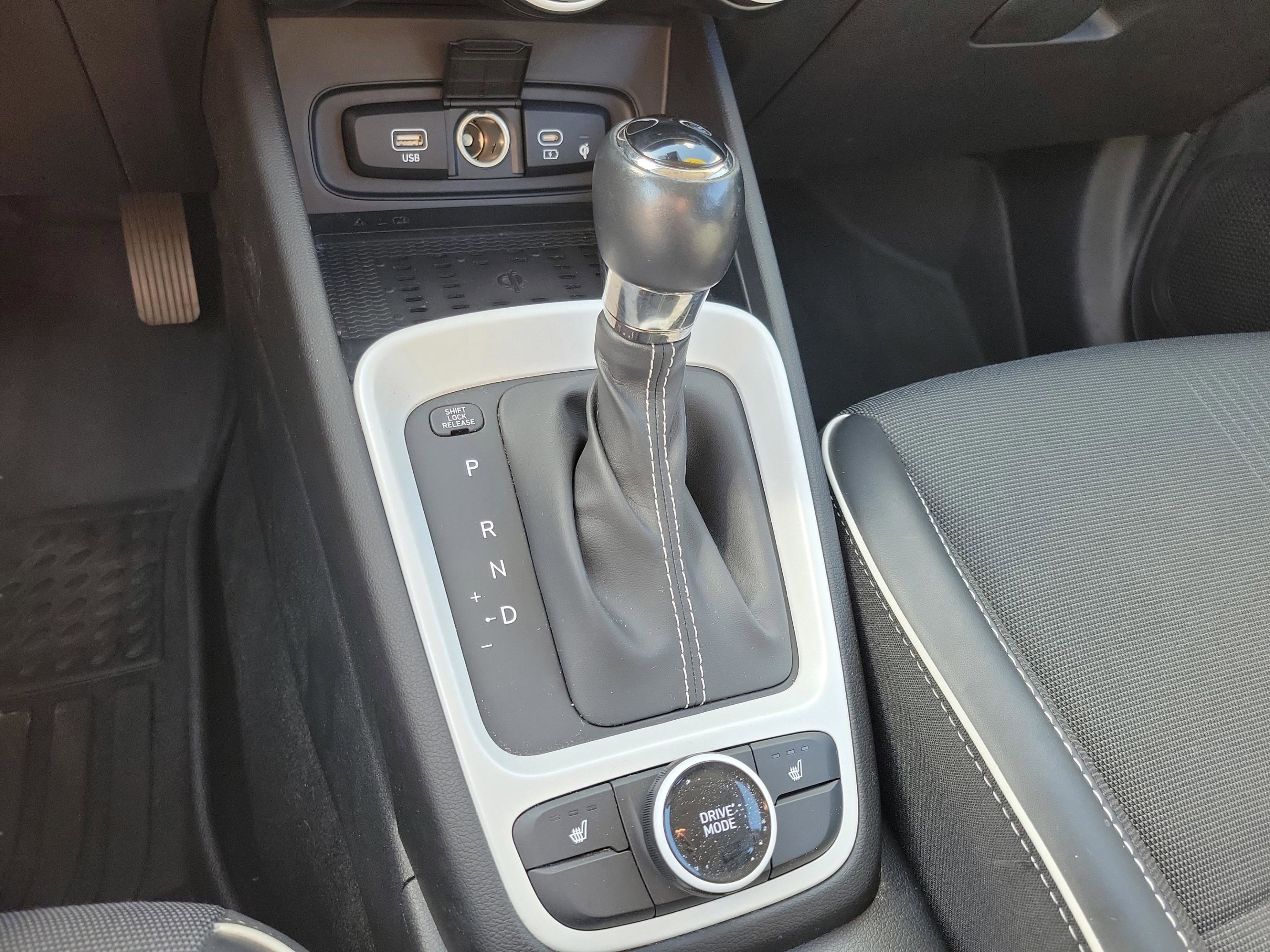 Used 2023 Hyundai Venue Limited image 16