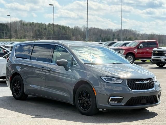 Used 2023 Chrysler Pacifica Touring-L image 11