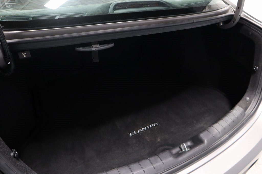 Used 2020 Hyundai Elantra SE w/ Winter Weather Package image 13