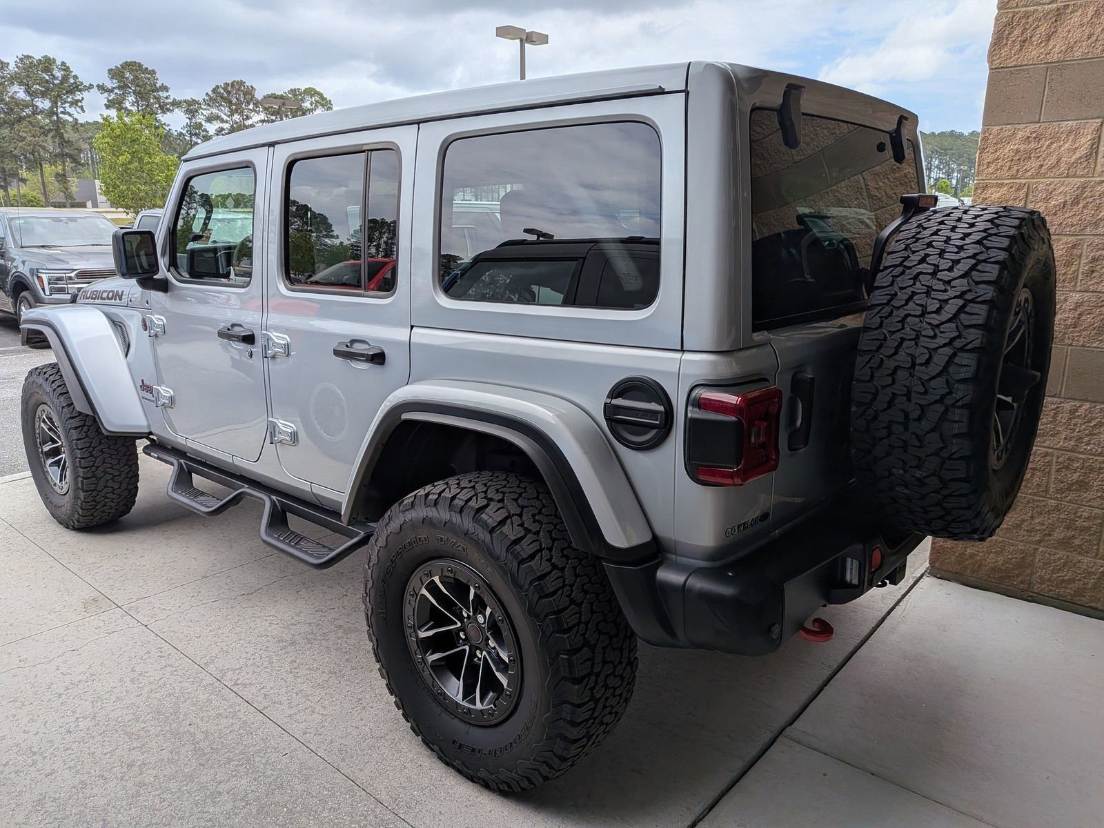Used 2024 Jeep Wrangler Unlimited Rubicon image 2