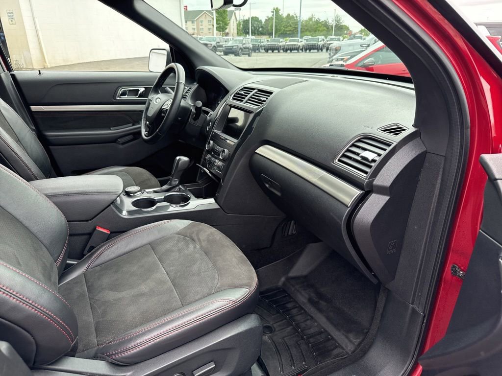 Certified 2019 Ford Explorer XLT w/ Equipment Group 202A AWD/4WD image 28