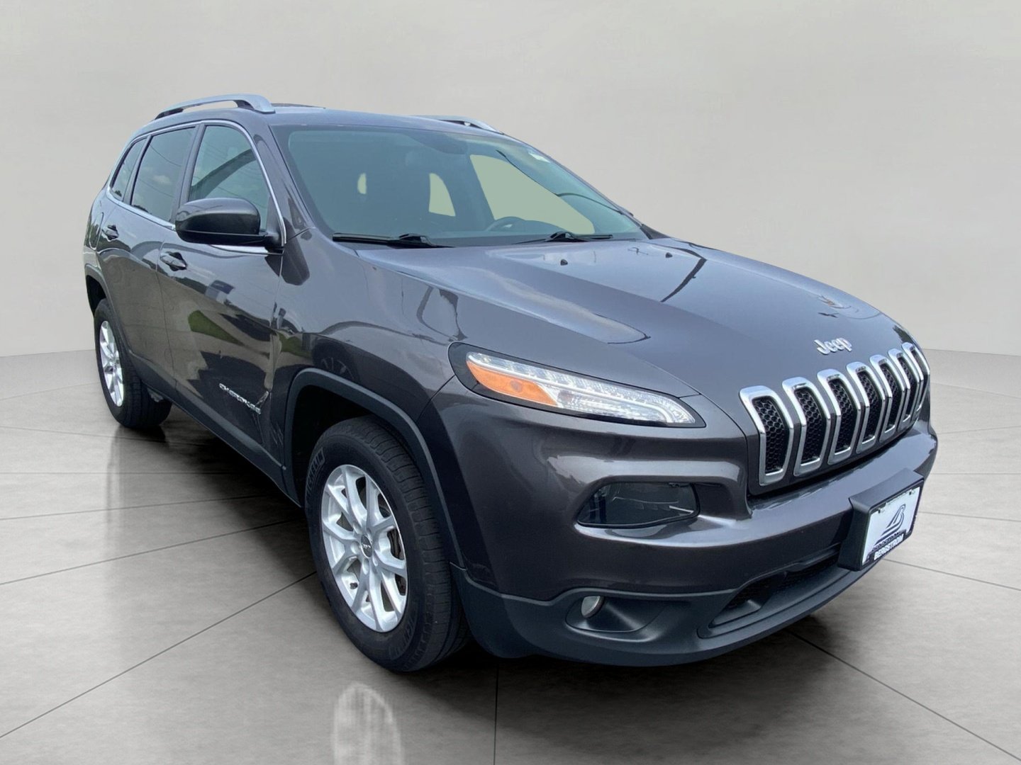 Used 2018 Jeep Cherokee Latitude Plus w/ Cold Weather Group AWD/4WD image 1