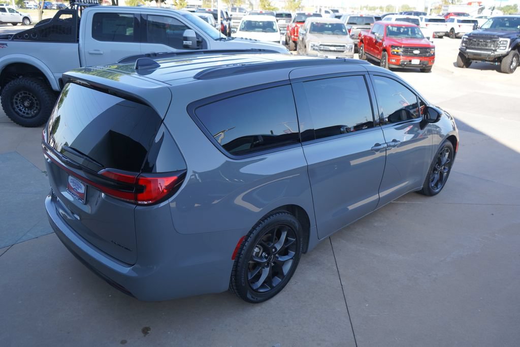 Used 2025 Chrysler Pacifica Limited FWD image 15