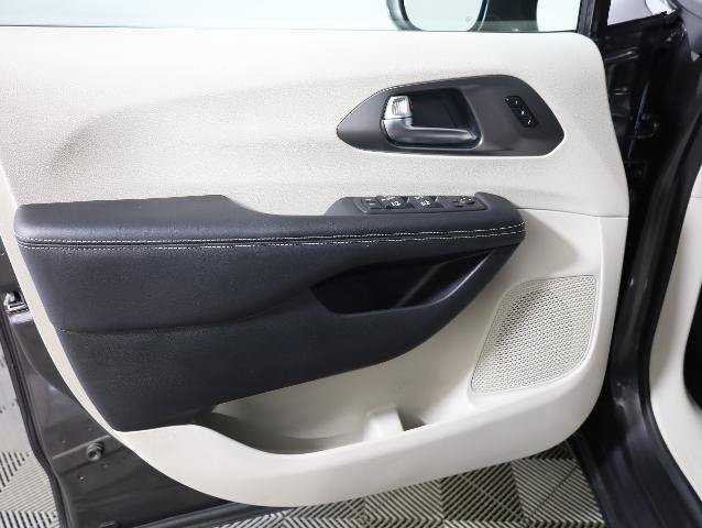 Used 2022 Chrysler Pacifica Touring-L w/ Uconnect Theater Family Group AWD/4WD image 27
