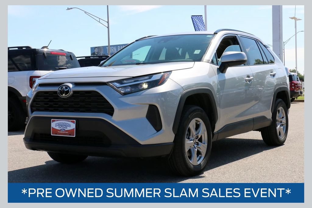 Used 2025 Toyota RAV4 XLE AWD/4WD image 1