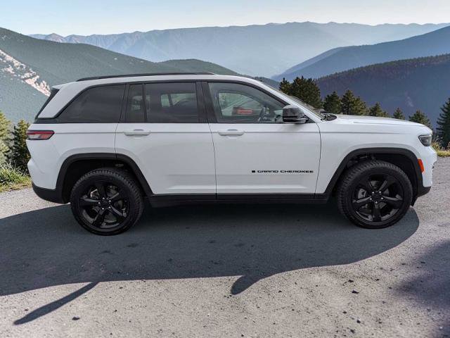 Used 2023 Jeep Grand Cherokee Altitude image 2
