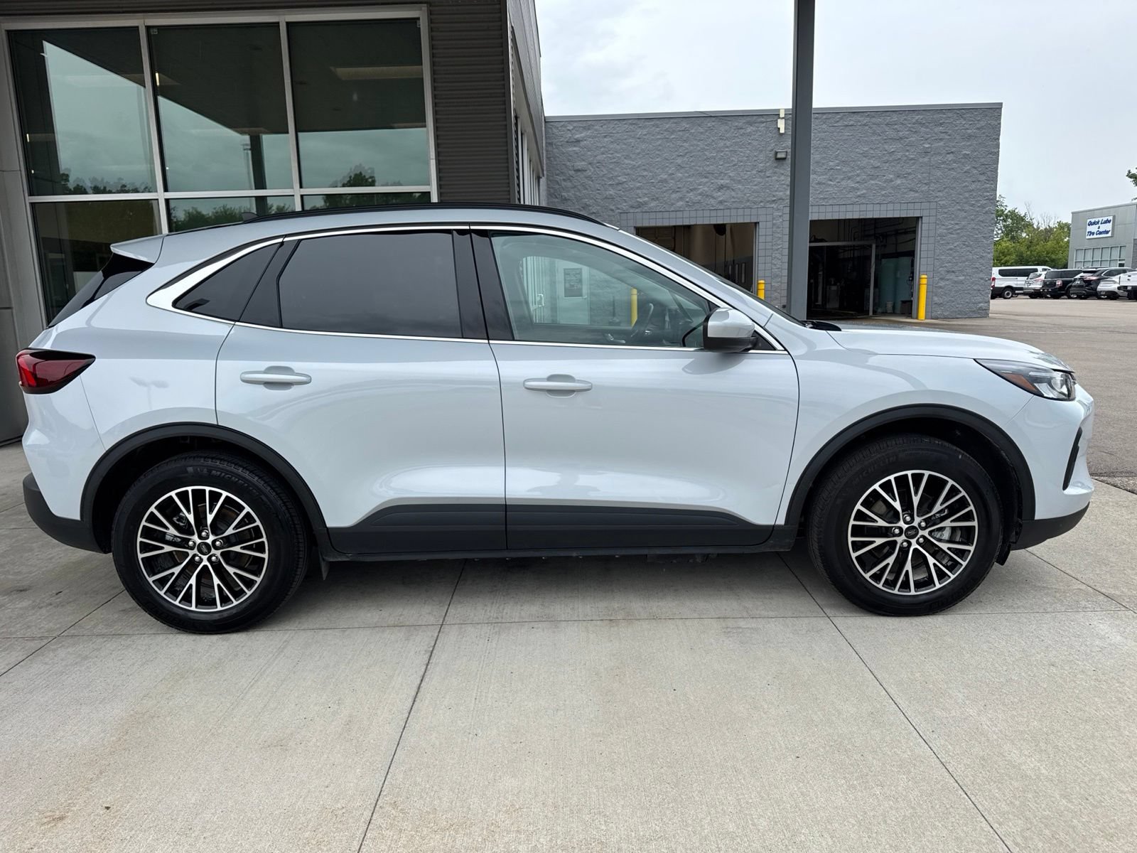 Certified 2025 Ford Escape SE FWD image 9