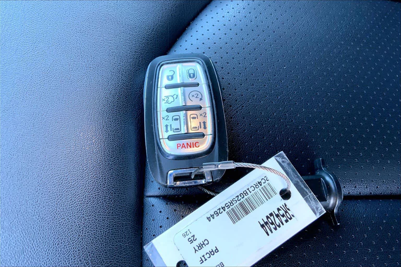 Used 2025 Chrysler Pacifica Select FWD image 14