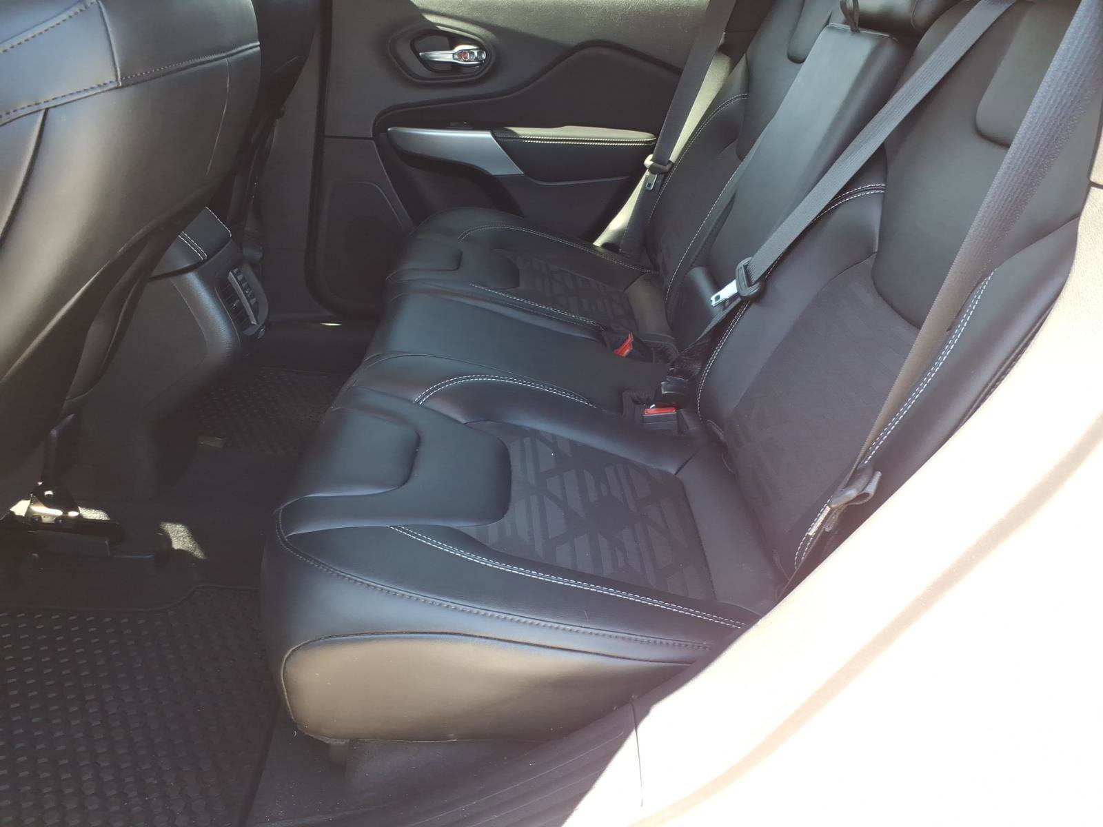 Used 2022 Jeep Cherokee Latitude AWD/4WD image 11