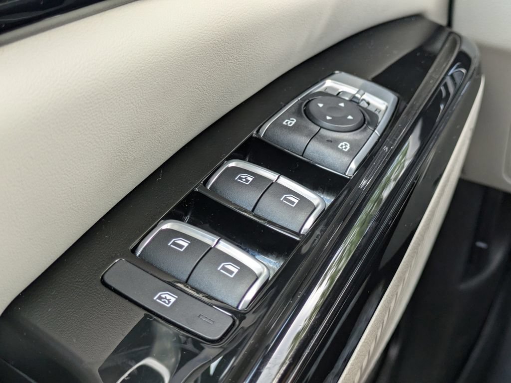 Used 2024 Kia Carnival EX FWD image 27