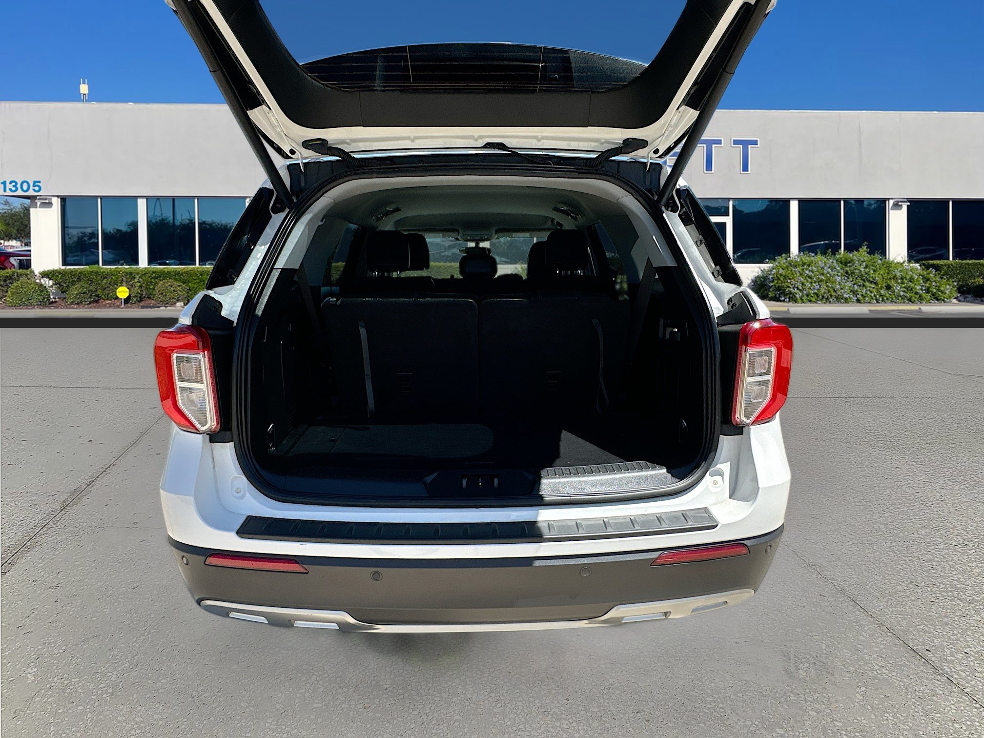 Certified 2023 Ford Explorer XLT w/ Equipment Group 202A RWD image 24